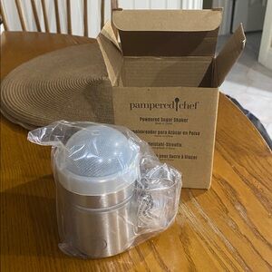 NEW IN BOX Pampered Chef Powdered Sugar Shaker
